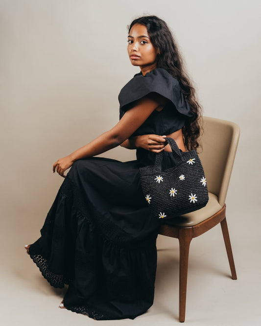 Comment porter un sac en raphia avec style ?